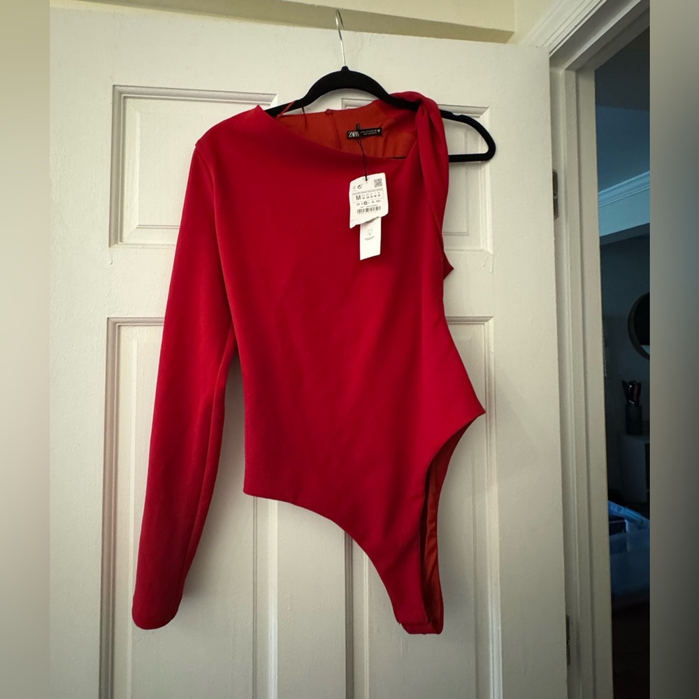 Zara Red Asymmetrical One-Sleeve Bodysuit NWT M — Going Out Date Night Statement